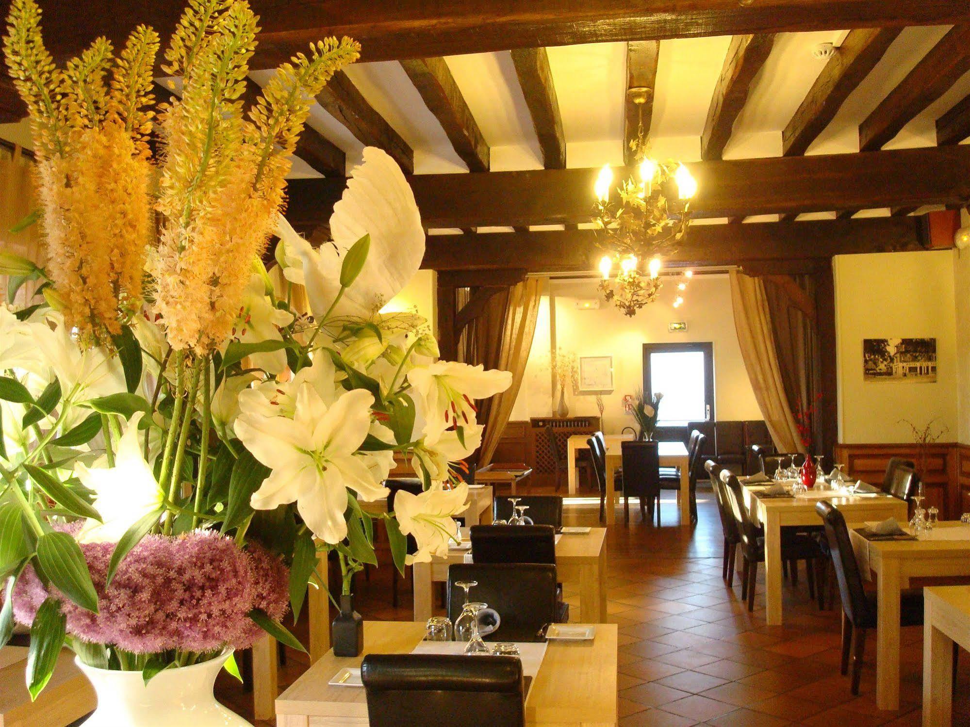 Logis Hotel La Foret Senonches Luaran gambar